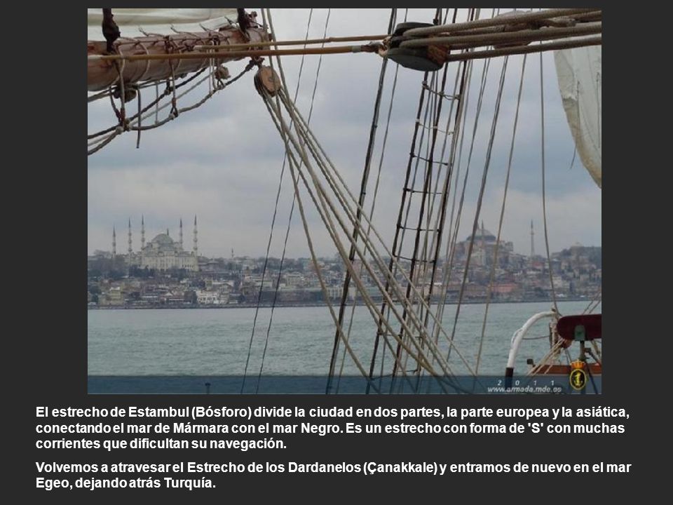 El estrecho de Estambul (Bósforo) divide la ciudad en dos partes, la parte europea y la asiática, conectando el mar de Mármara con el mar Negro. Es un estrecho con forma de S con muchas corrientes que dificultan su navegación.