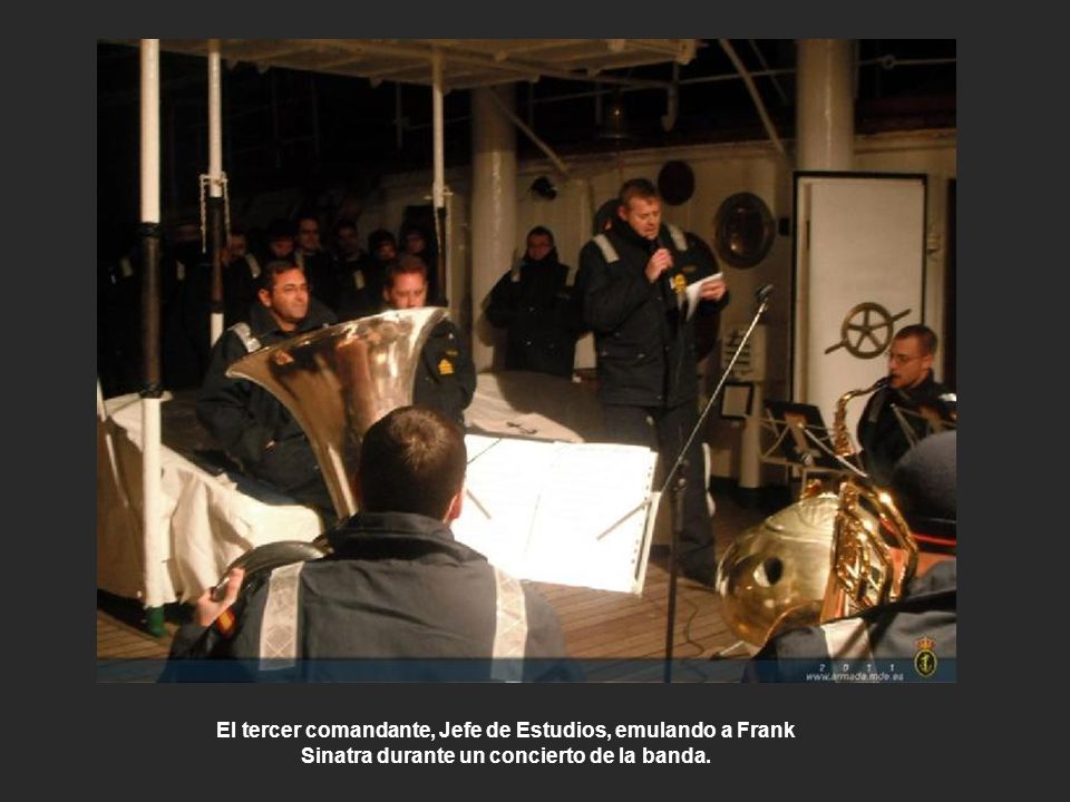 El tercer comandante, Jefe de Estudios, emulando a Frank Sinatra durante un concierto de la banda.