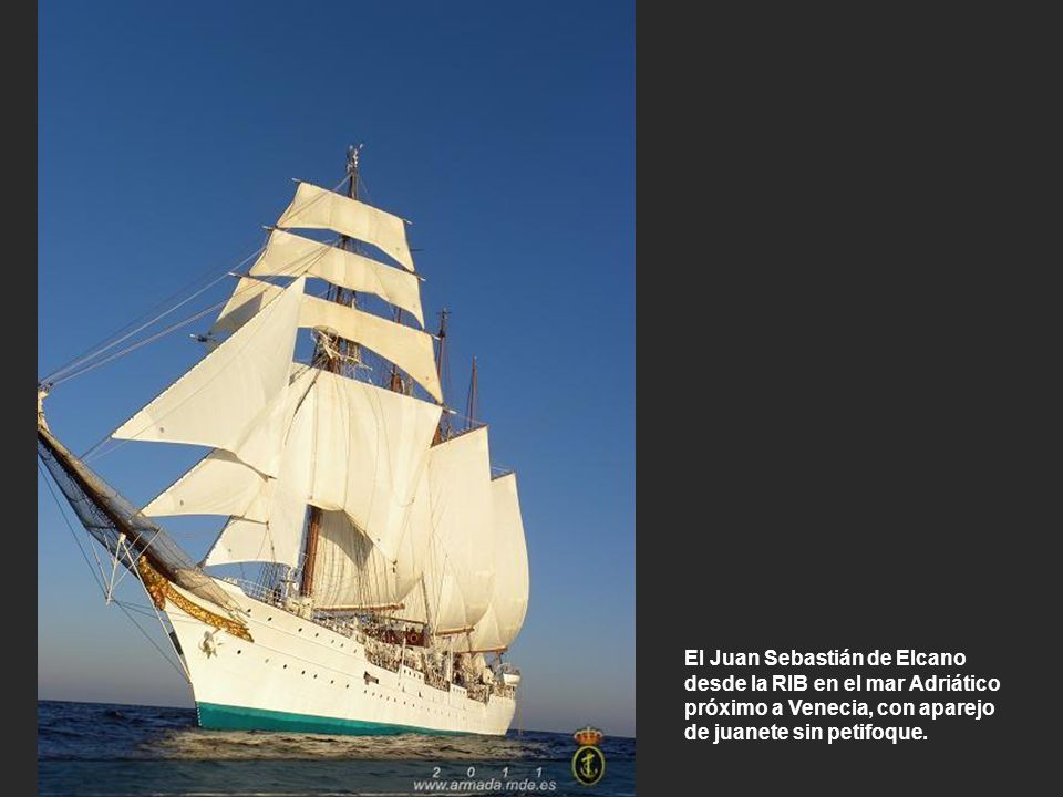 El Juan Sebastián de Elcano desde la RIB en el mar Adriático próximo a Venecia, con aparejo de juanete sin petifoque.