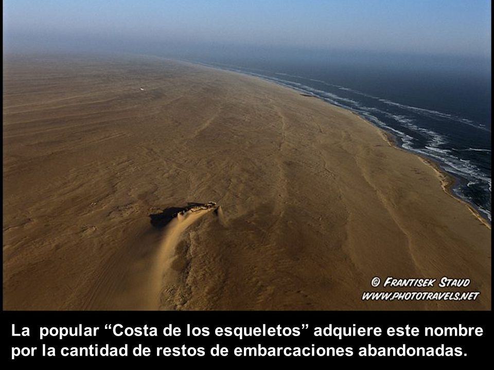 La popular Costa de los esqueletos adquiere este nombre por la cantidad de restos de embarcaciones abandonadas.