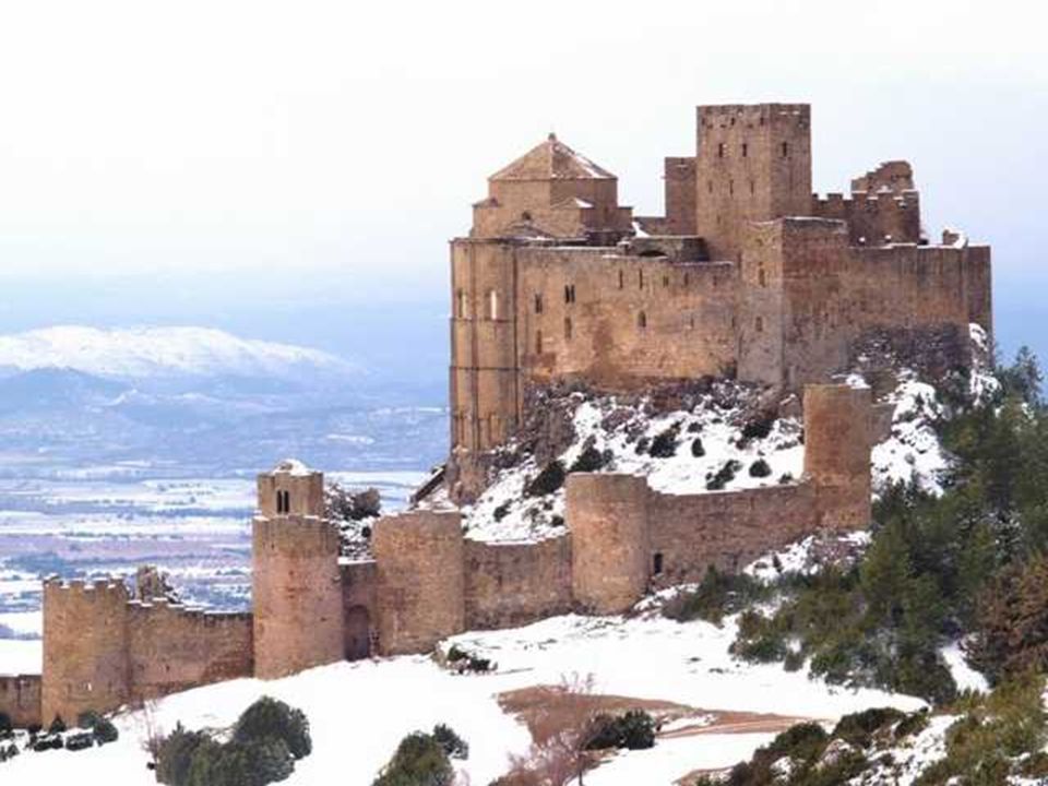 El arte románico puede considerarse como manifestación artística de una misma sociedad, la sociedad feudal, caracterizada por el predominio rural, la atomización del poder político y la organización estamental.