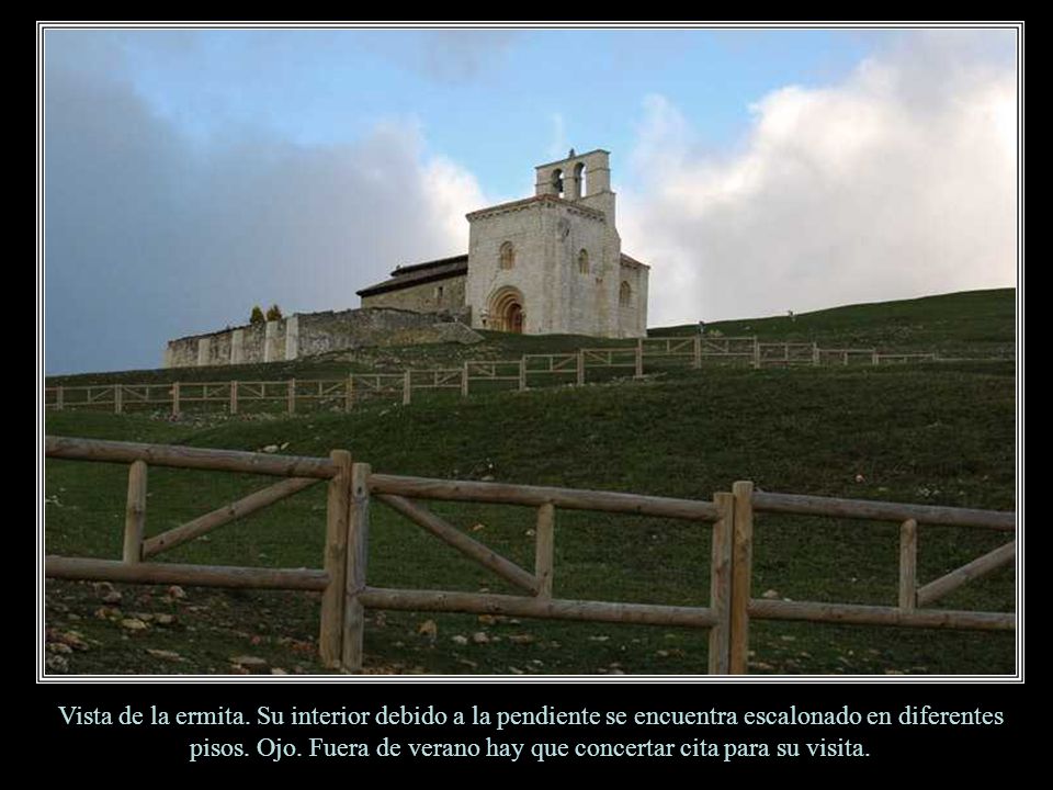Vista de la ermita. Su interior debido a la pendiente se encuentra escalonado en diferentes pisos.