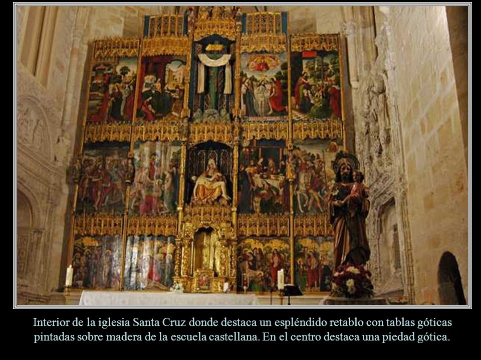 Interior de la iglesia Santa Cruz donde destaca un espléndido retablo con tablas góticas pintadas sobre madera de la escuela castellana.