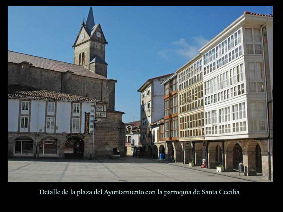 Detalle de la plaza del Ayuntamiento con la parroquia de Santa Cecilia.