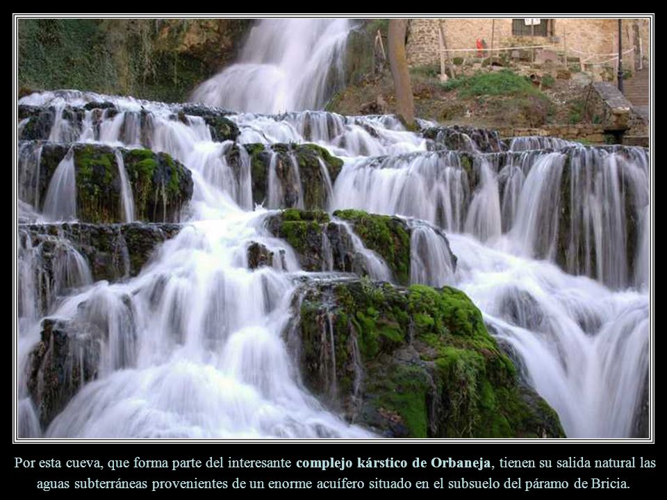 Por esta cueva, que forma parte del interesante complejo kárstico de Orbaneja, tienen su salida natural las aguas subterráneas provenientes de un enorme acuífero situado en el subsuelo del páramo de Bricia.