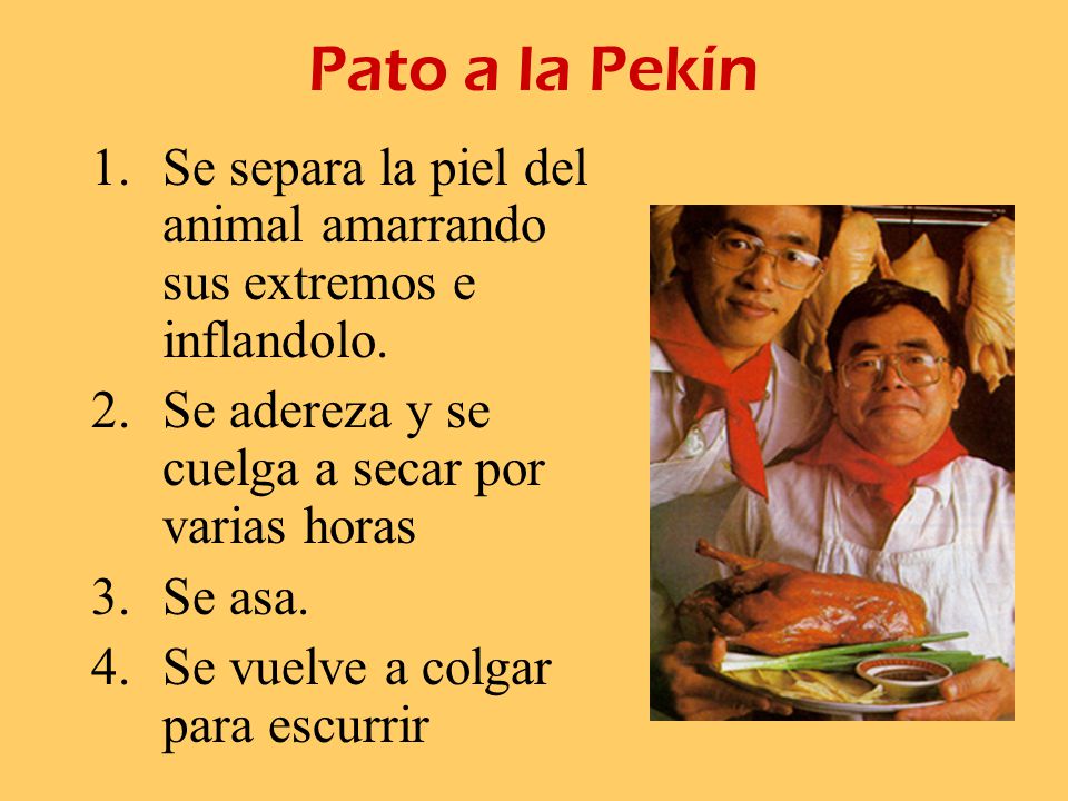 Pato a la Pekín Se separa la piel del animal amarrando sus extremos e inflandolo. Se adereza y se cuelga a secar por varias horas.
