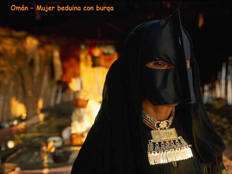 Omán – Mujer beduina con burqa