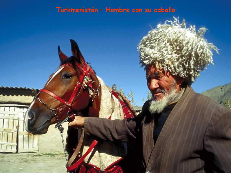 Turkmenistán – Hombre con su caballo