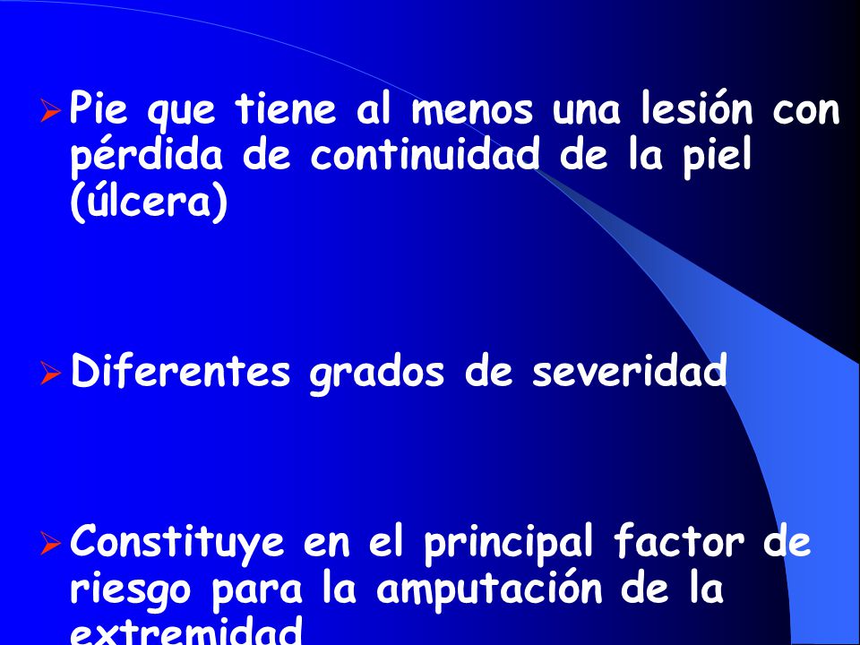 Pie que tiene al menos una lesión con pérdida de continuidad de la piel (úlcera)