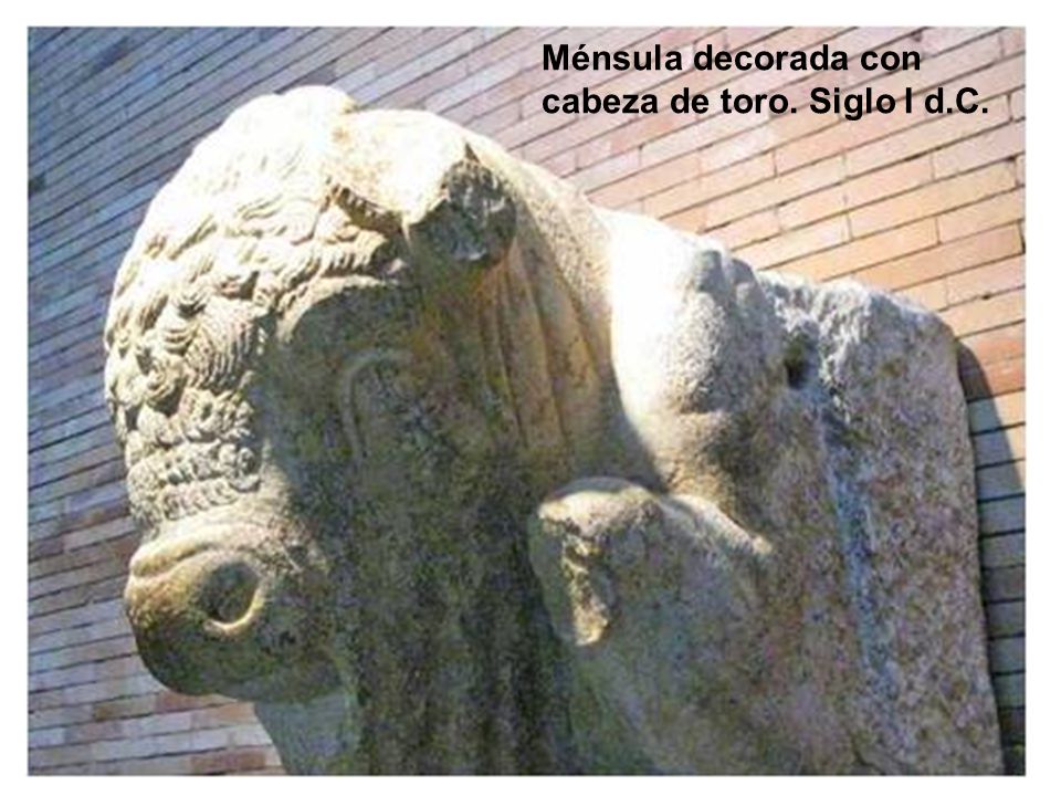 Ménsula decorada con cabeza de toro. Siglo I d.C.