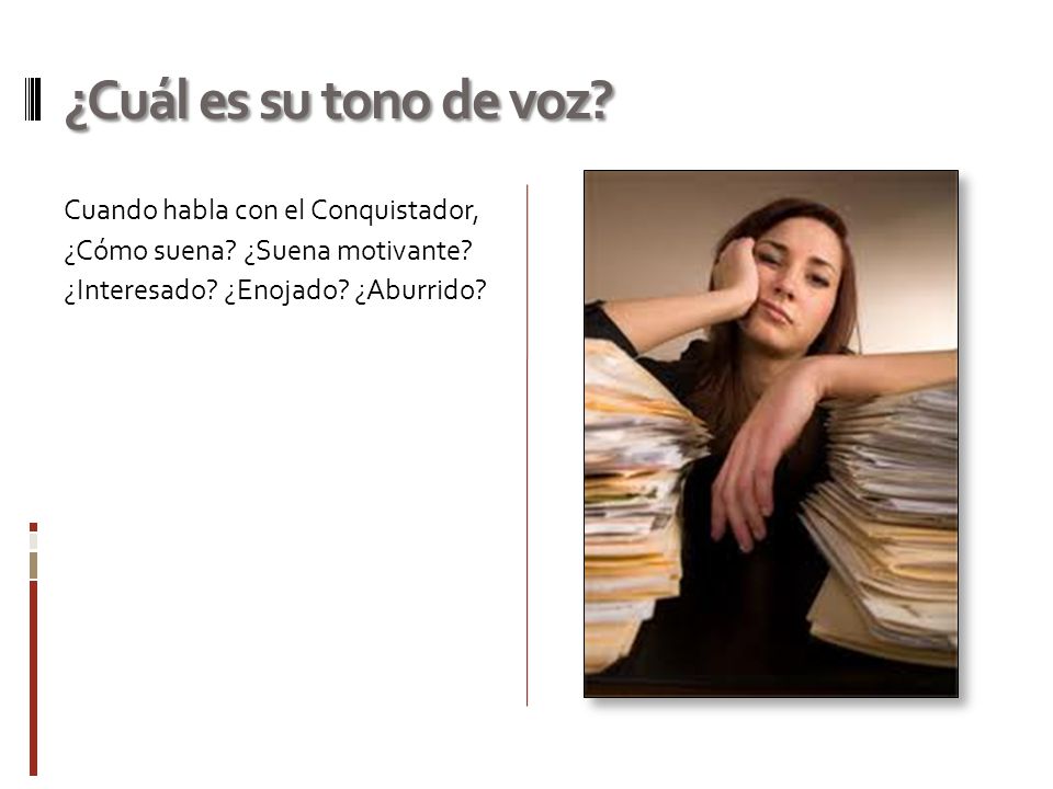 ¿Cuál es su tono de voz. Cuando habla con el Conquistador, ¿Cómo suena.