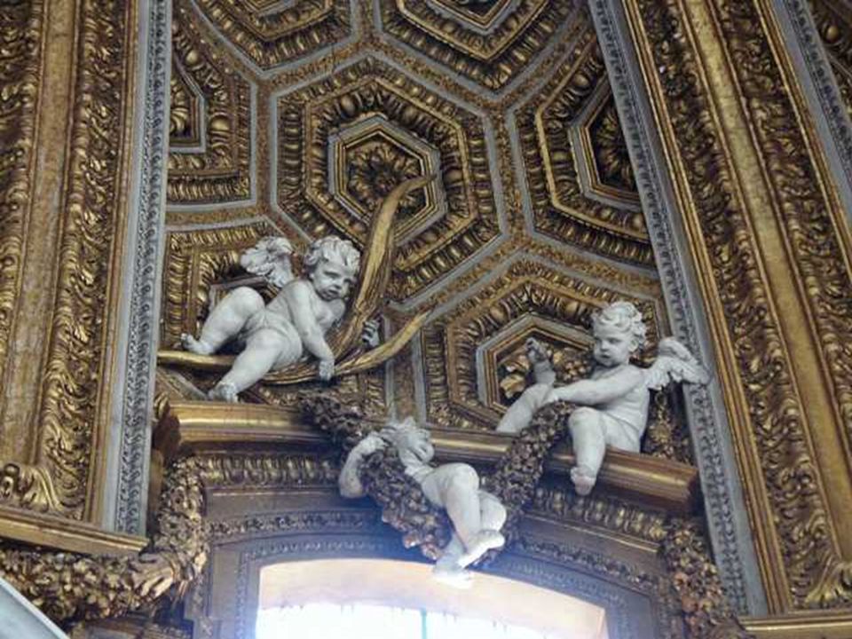 Esta blanca imagen tridimensional del alma de San Andrés, en su ascensión hacia el cielo cupuliforme, se enmarca en un anillo horizontal, en el que los putti con guirnaldas triunfales y los pescadores componen una especie de epidermis escultórica; las figuras se alternan sobre los vanos que horadan el arranque de la cúpula; los pescadores reposan sobre sus cornisas mientras que los angelitos revolotean por detrás, sobre y por delante de los marcos de las ventanas.