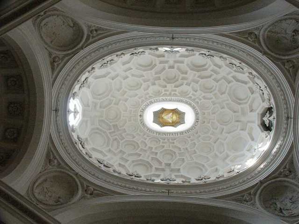 Incluso la cúpula oval, decorada con casetones de diversas formas, que reducen su tamaño hacia el centro para conseguir una impresión de mayor altura, evita algo usual en otros edificios: la inclusión de otros géneros artísticos en la creación del ambiente espacial.