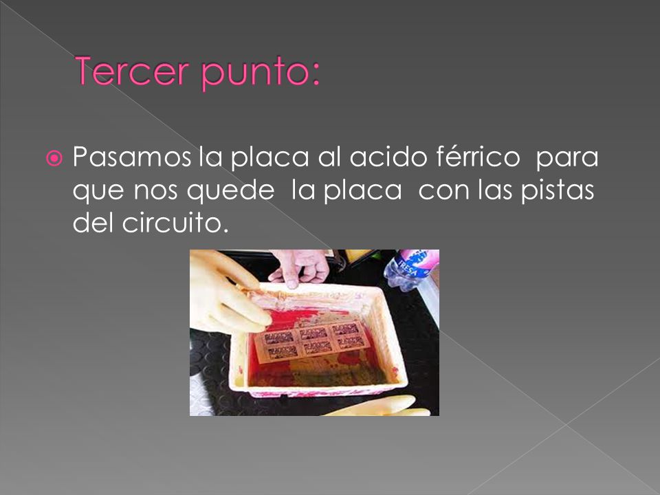 Tercer punto: Pasamos la placa al acido férrico para que nos quede la placa con las pistas del circuito.