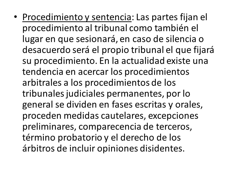 Procedimiento y sentencia: Las partes fijan el procedimiento al tribunal como también el lugar en que sesionará, en caso de silencia o desacuerdo será el propio tribunal el que fijará su procedimiento.