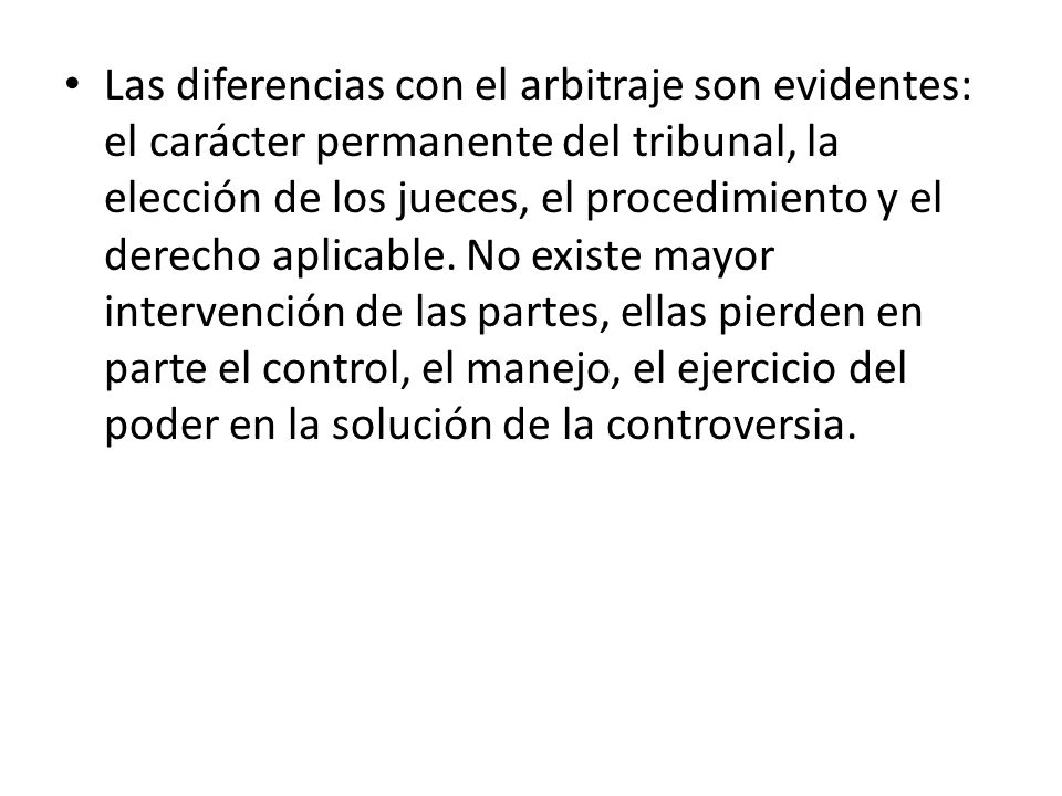 Las diferencias con el arbitraje son evidentes: el carácter permanente del tribunal, la elección de los jueces, el procedimiento y el derecho aplicable.