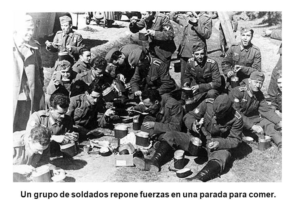 Un grupo de soldados repone fuerzas en una parada para comer.