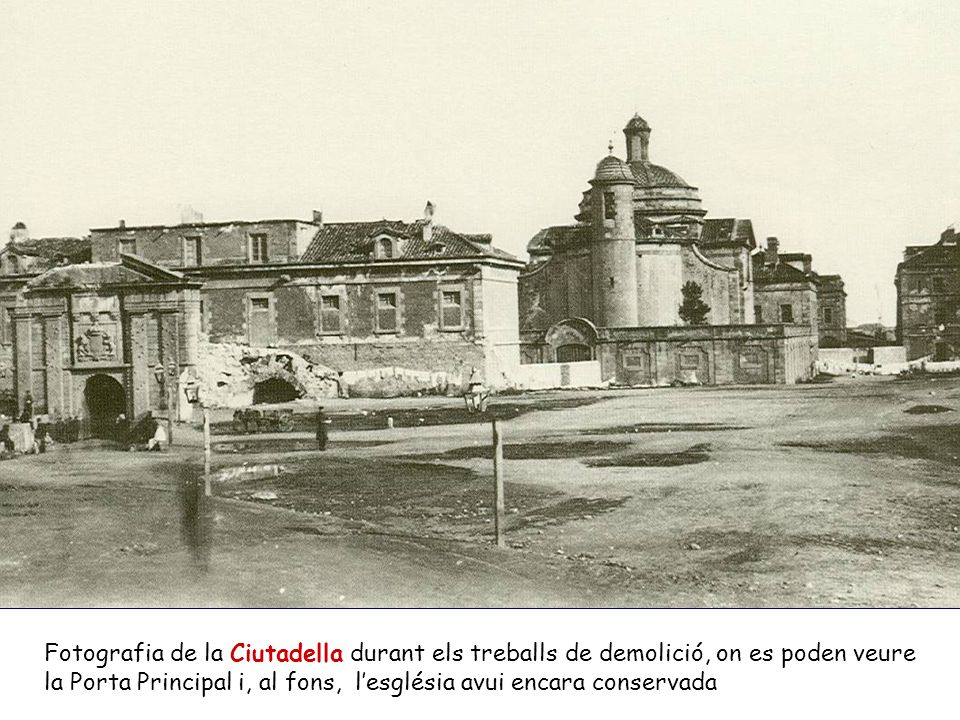 Fotografia de la Ciutadella durant els treballs de demolició, on es poden veure la Porta Principal i, al fons, l’església avui encara conservada