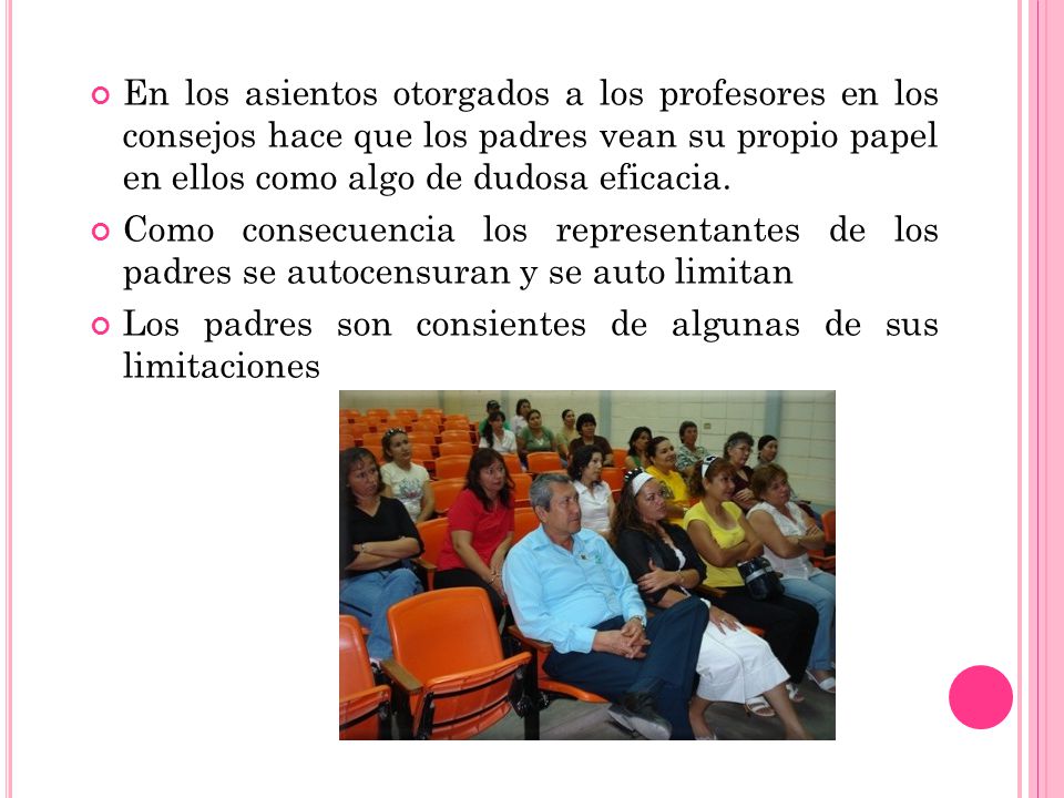 En los asientos otorgados a los profesores en los consejos hace que los padres vean su propio papel en ellos como algo de dudosa eficacia.