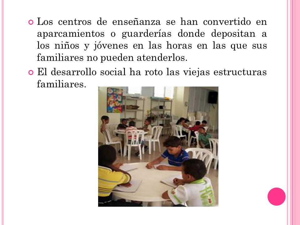 Los centros de enseñanza se han convertido en aparcamientos o guarderías donde depositan a los niños y jóvenes en las horas en las que sus familiares no pueden atenderlos.
