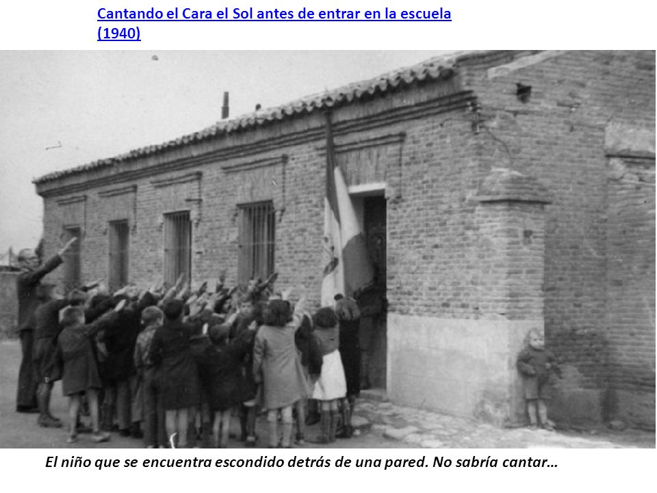 Cantando el Cara el Sol antes de entrar en la escuela (1940)