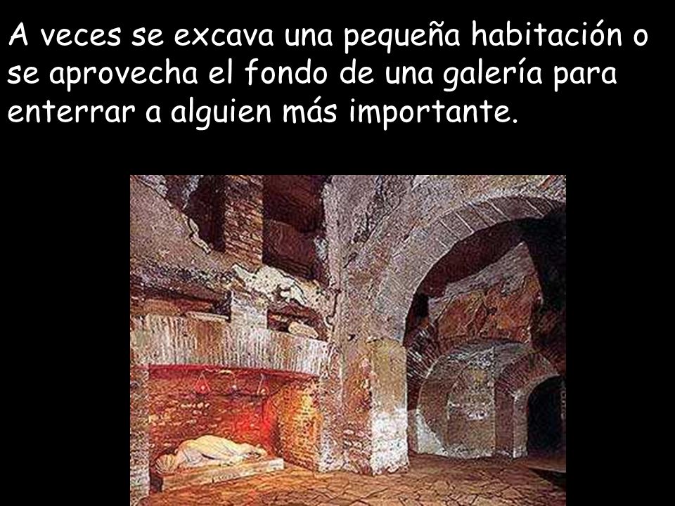 A veces se excava una pequeña habitación o se aprovecha el fondo de una galería para enterrar a alguien más importante.