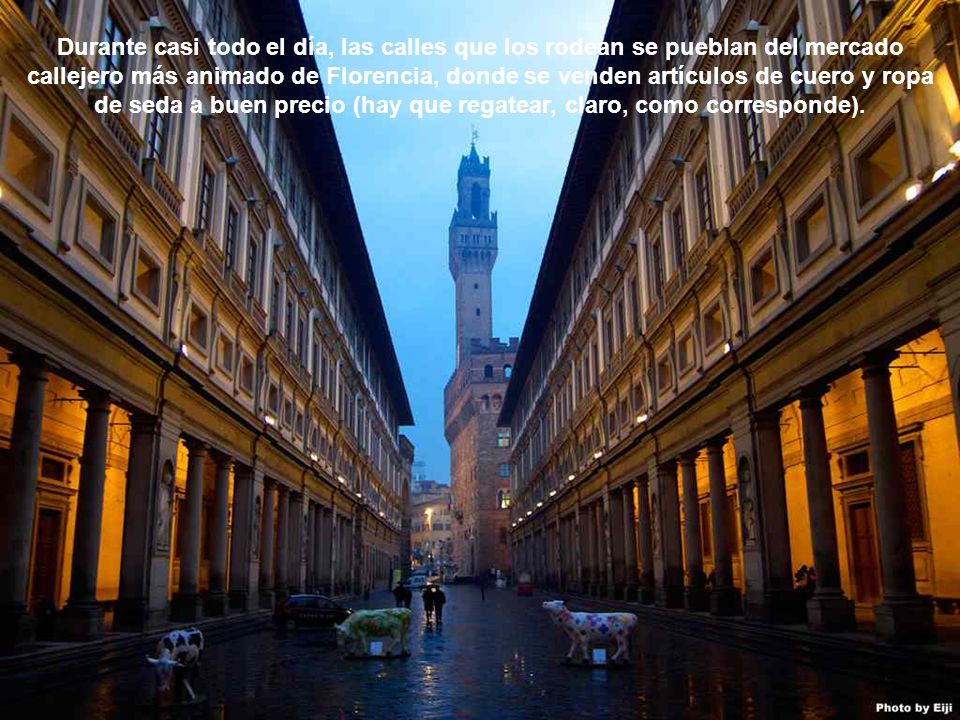 Durante casi todo el día, las calles que los rodean se pueblan del mercado callejero más animado de Florencia, donde se venden artículos de cuero y ropa de seda a buen precio (hay que regatear, claro, como corresponde).