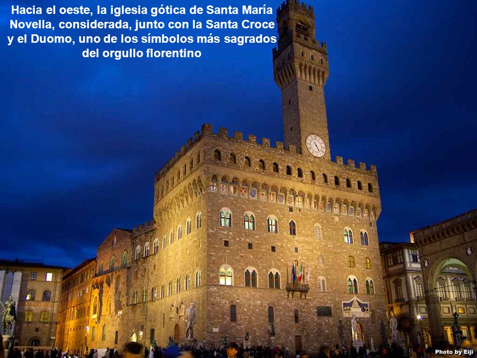 Hacia el oeste, la iglesia gótica de Santa María Novella, considerada, junto con la Santa Croce y el Duomo, uno de los símbolos más sagrados del orgullo florentino