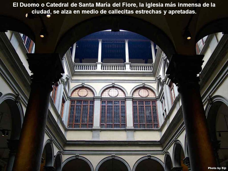 El Duomo o Catedral de Santa María del Fiore, la iglesia más inmensa de la ciudad, se alza en medio de callecitas estrechas y apretadas.
