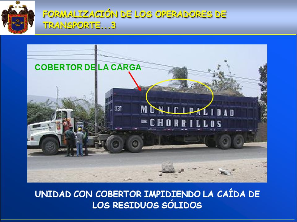 UNIDAD CON COBERTOR IMPIDIENDO LA CAÍDA DE LOS RESIDUOS SÓLIDOS