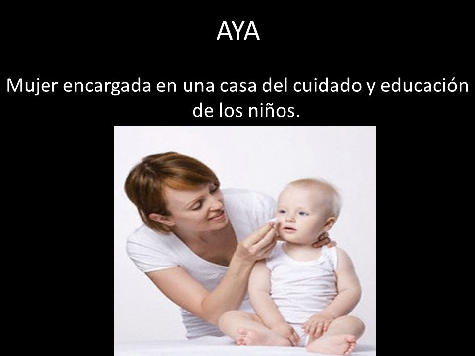 Mujer encargada en una casa del cuidado y educación de los niños.