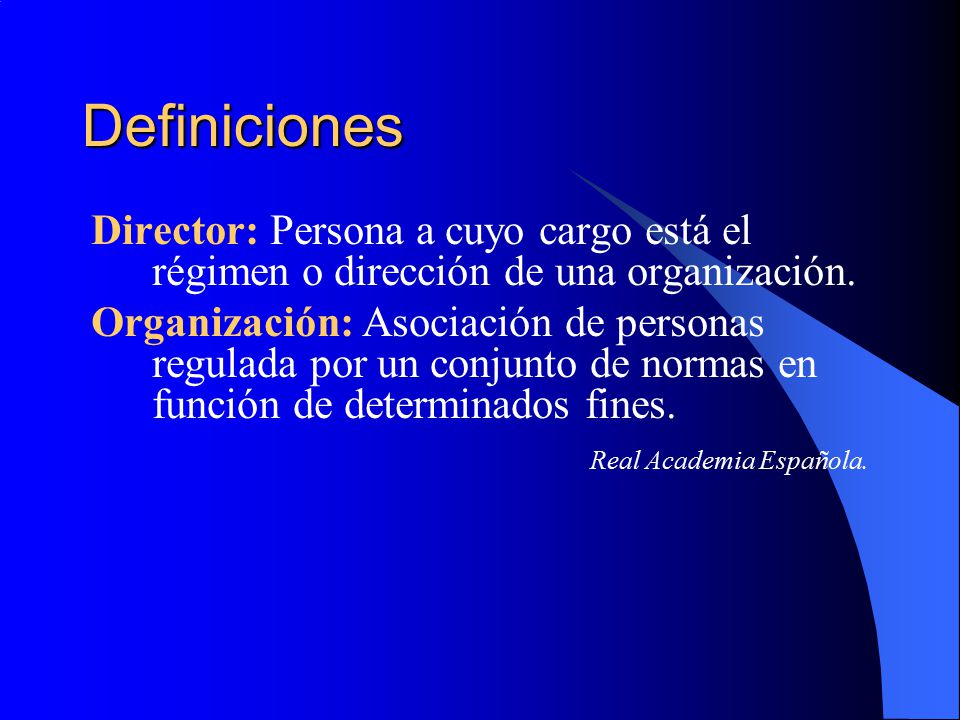 Definiciones Director: Persona a cuyo cargo está el régimen o dirección de una organización.