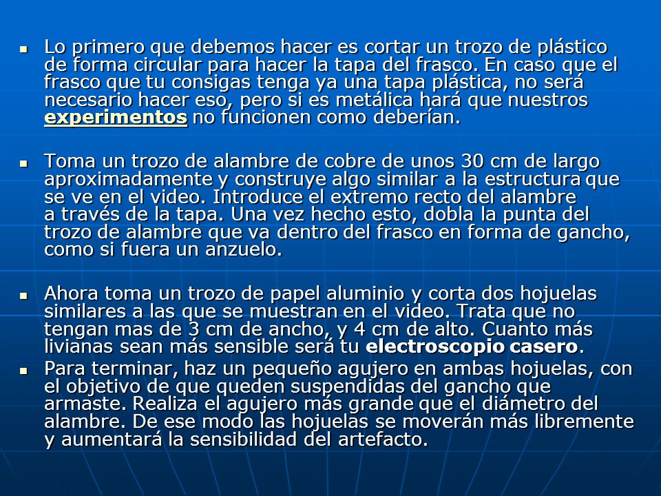 Lo primero que debemos hacer es cortar un trozo de plástico de forma circular para hacer la tapa del frasco. En caso que el frasco que tu consigas tenga ya una tapa plástica, no será necesario hacer eso, pero si es metálica hará que nuestros experimentos no funcionen como deberían.