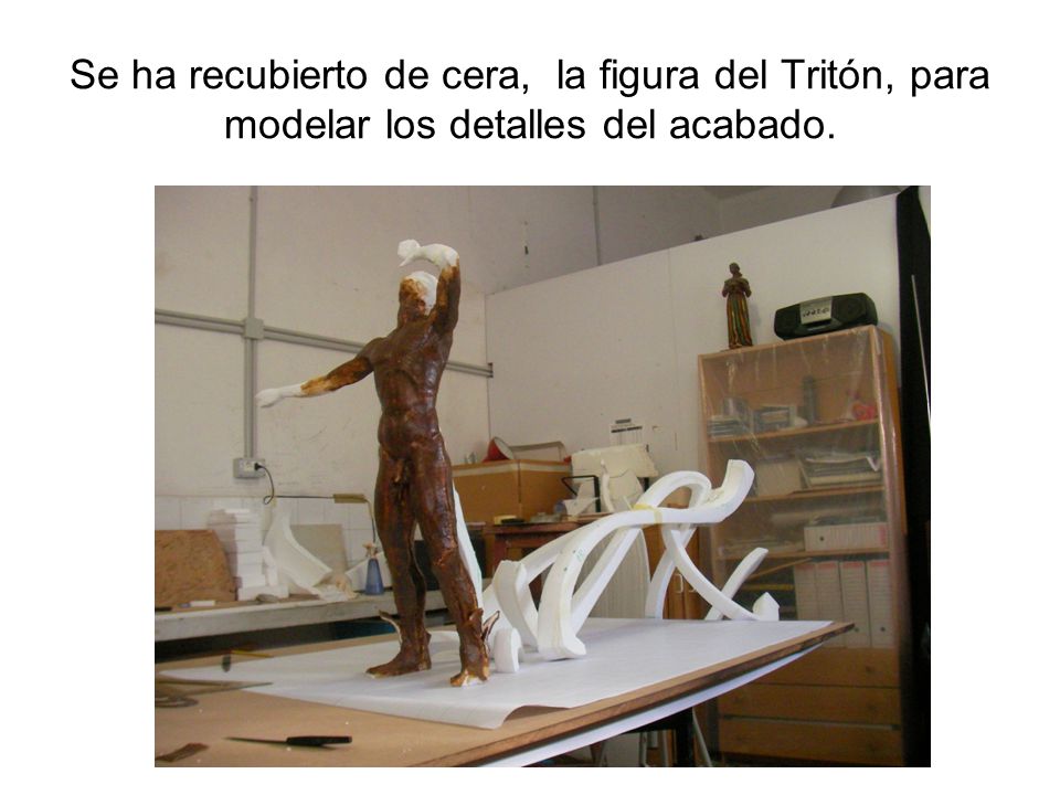 Se ha recubierto de cera, la figura del Tritón, para modelar los detalles del acabado.