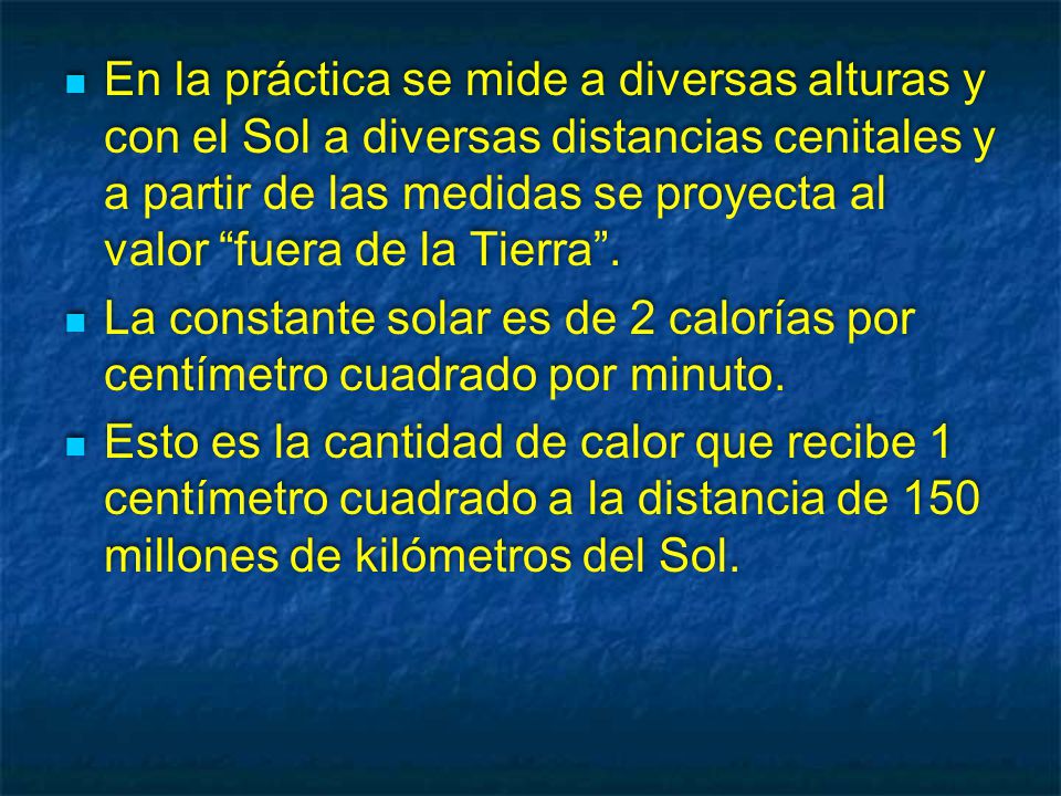 En la práctica se mide a diversas alturas y con el Sol a diversas distancias cenitales y a partir de las medidas se proyecta al valor fuera de la Tierra .
