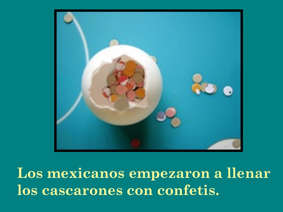 Los mexicanos empezaron a llenar los cascarones con confetis.