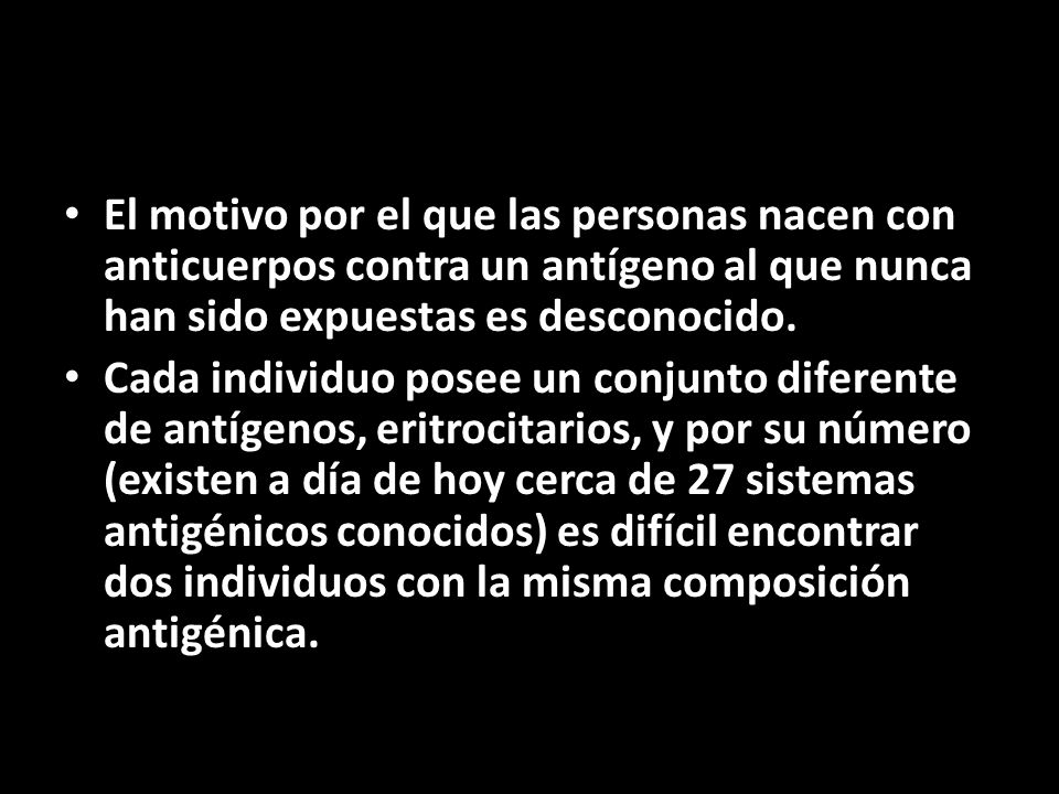 El motivo por el que las personas nacen con anticuerpos contra un antígeno al que nunca han sido expuestas es desconocido.