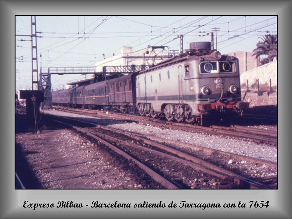 Expreso Bilbao - Barcelona saliendo de Tarragona con la 7654