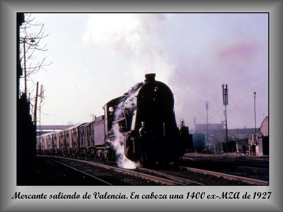Mercante saliendo de Valencia. En cabeza una 1400 ex-MZA de 1927