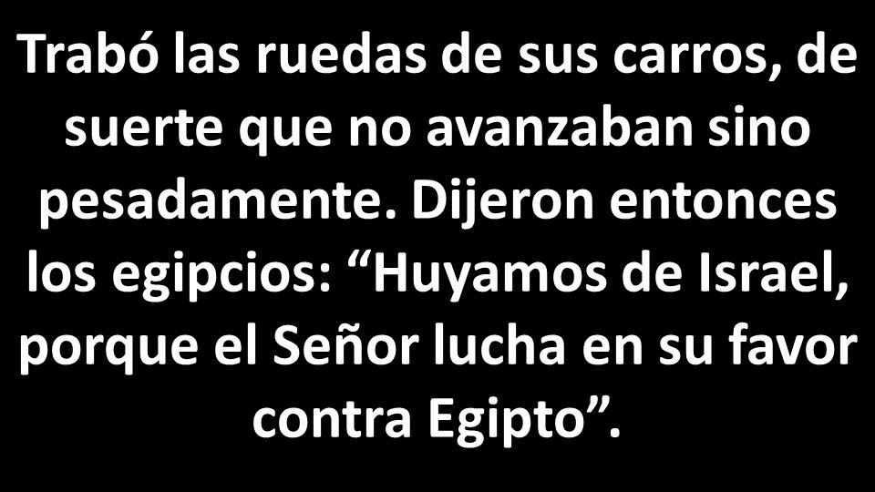 Trabó las ruedas de sus carros, de suerte que no avanzaban sino pesadamente.