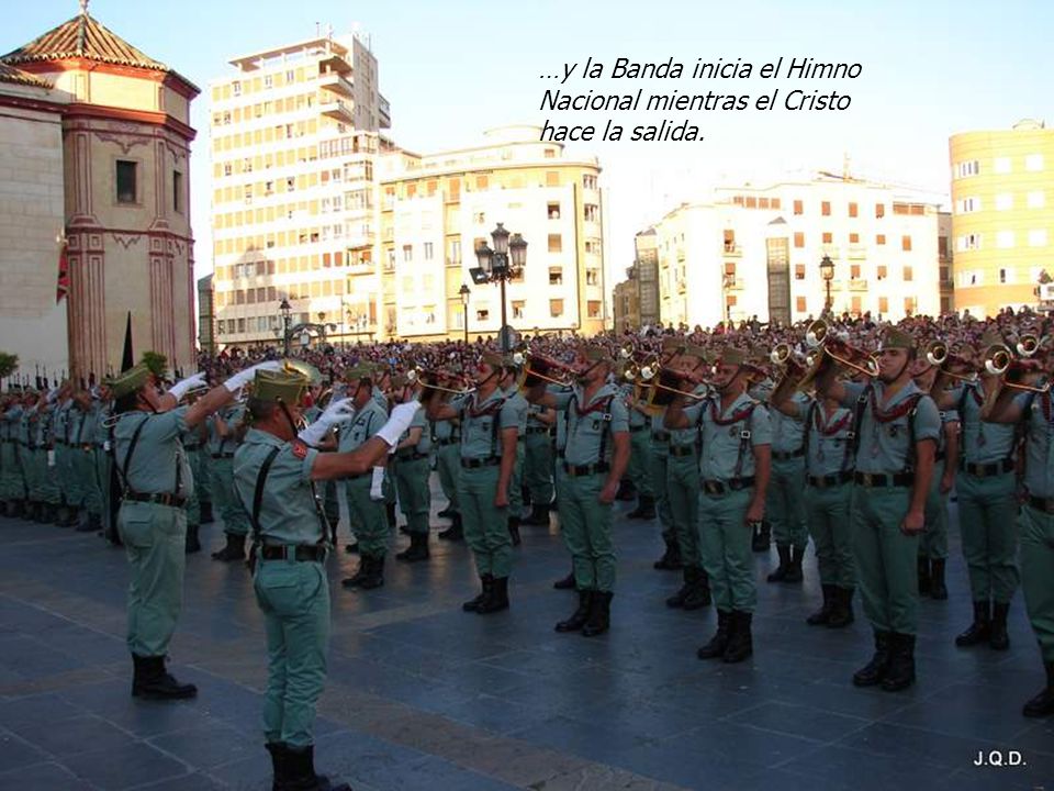…y la Banda inicia el Himno Nacional mientras el Cristo hace la salida.