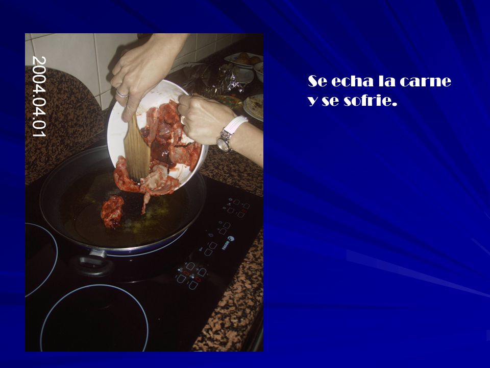 Se echa la carne y se sofrie.