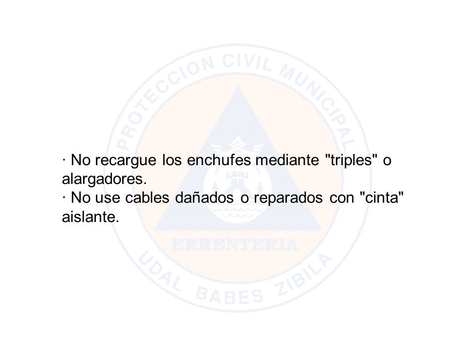 · No recargue los enchufes mediante triples o alargadores