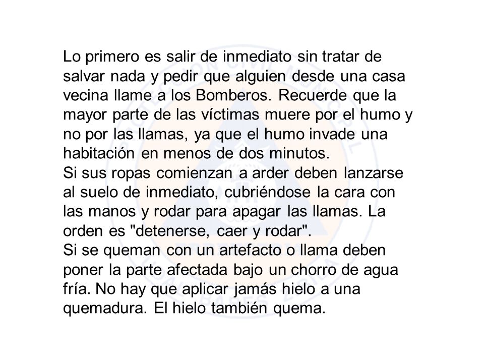 Lo primero es salir de inmediato sin tratar de salvar nada y pedir que alguien desde una casa vecina llame a los Bomberos.