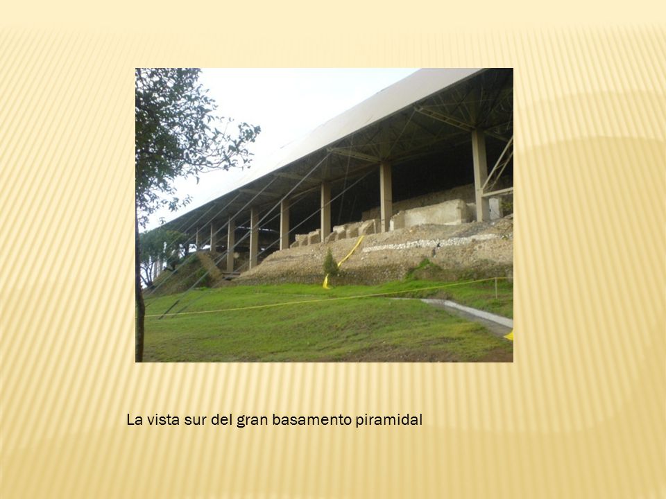 La vista sur del gran basamento piramidal