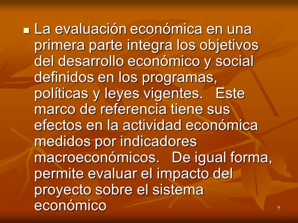 La evaluación económica en una primera parte integra los objetivos del desarrollo económico y social definidos en los programas, políticas y leyes vigentes.
