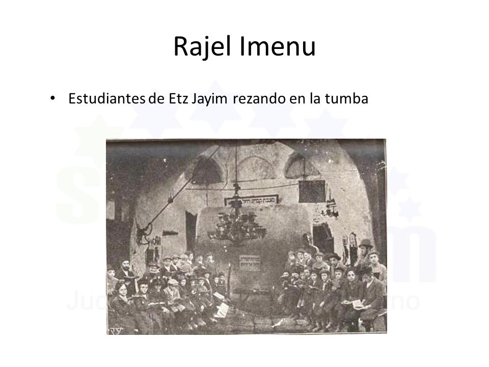 Rajel Imenu Estudiantes de Etz Jayim rezando en la tumba