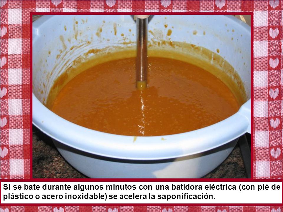 Si se bate durante algunos minutos con una batidora eléctrica (con pié de plástico o acero inoxidable) se acelera la saponificación.
