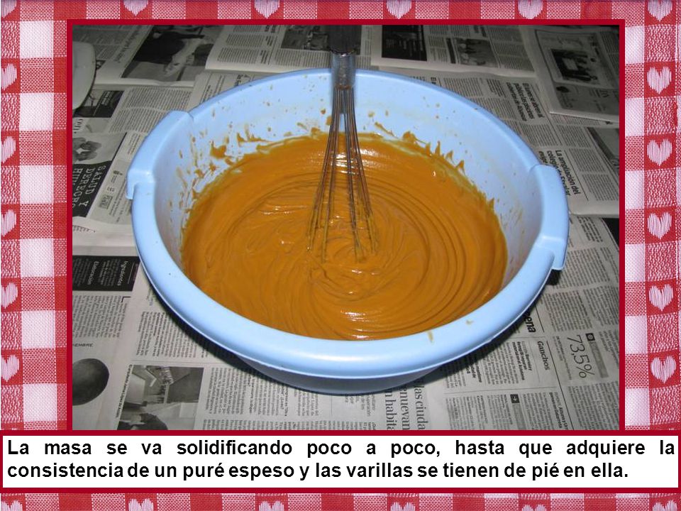 La masa se va solidificando poco a poco, hasta que adquiere la consistencia de un puré espeso y las varillas se tienen de pié en ella.