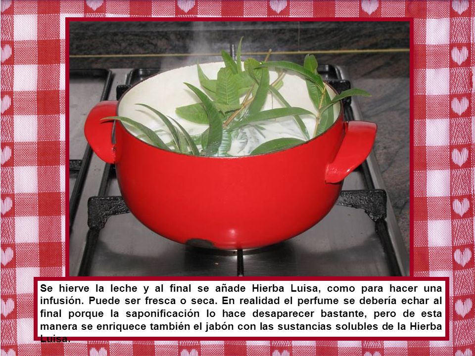 Se hierve la leche y al final se añade Hierba Luisa, como para hacer una infusión.